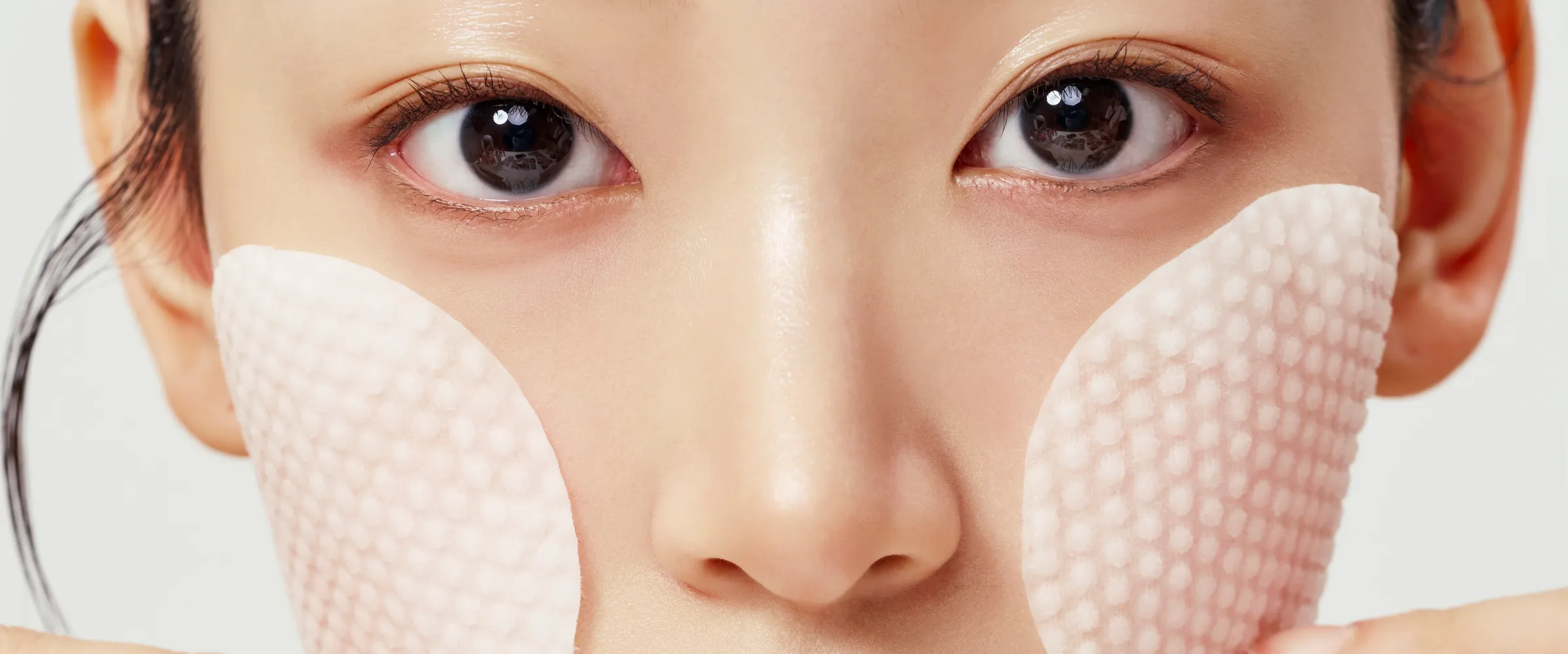 Discuri exfoliante aplicate pe obraji